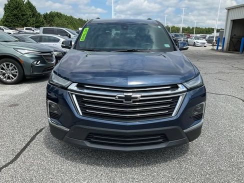 Used 2023 Chevrolet Traverse LT FWD image 2