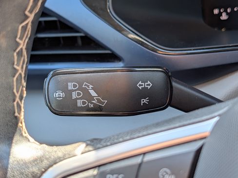 Certified 2023 Volkswagen Taos SE w/ Panoramic Sunroof Package AWD/4WD image 31
