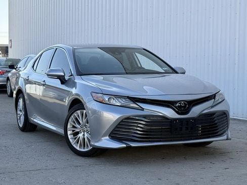 Used 2020 Toyota Camry XLE image 2