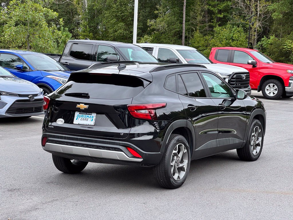 Used 2025 Chevrolet Trax LT FWD image 8