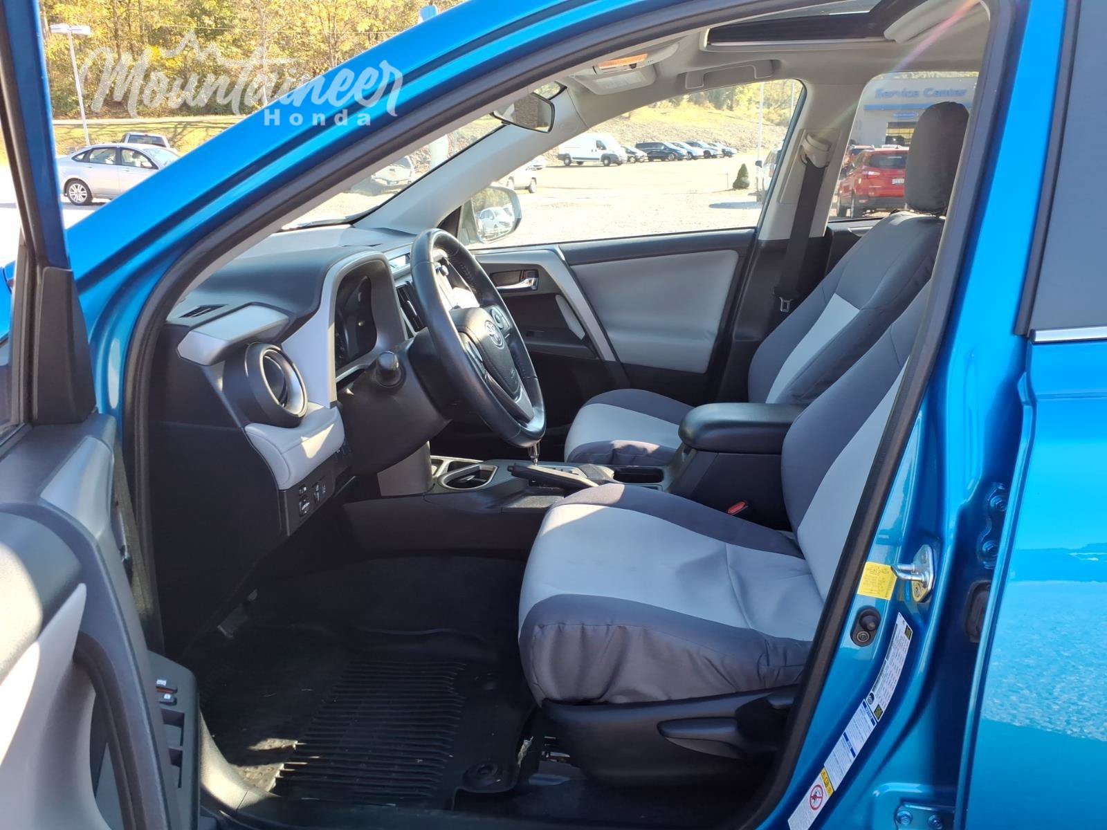 Used 2017 Toyota RAV4 XLE AWD/4WD image 14