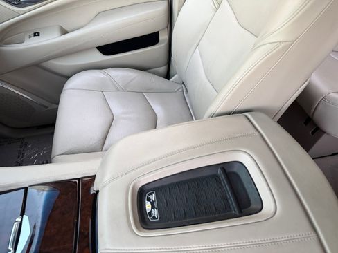 Used 2016 Cadillac Escalade Premium image 28