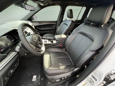 New 2025 Jeep Grand Cherokee Limited image 16