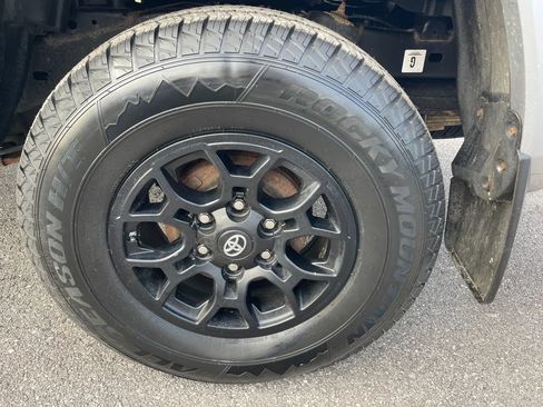 Used 2021 Toyota Tacoma SR5 AWD/4WD image 7
