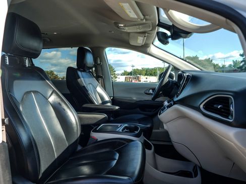 Used 2023 Chrysler Pacifica Touring-L FWD image 14