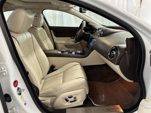 Used 2011 Jaguar XJ image 11