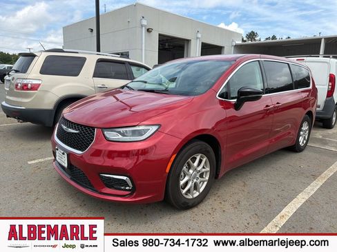 Used 2024 Chrysler Pacifica Touring-L FWD image 1