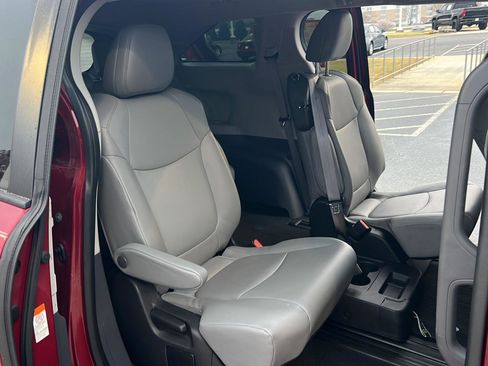 Certified 2022 Toyota Sienna XLE w/ XLE Plus Package image 14