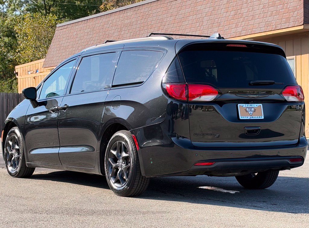 Used 2019 Chrysler Pacifica Touring-L w/ S Appearance Package FWD image 3