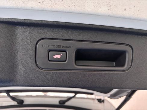 Used 2025 Honda Pilot Touring image 13