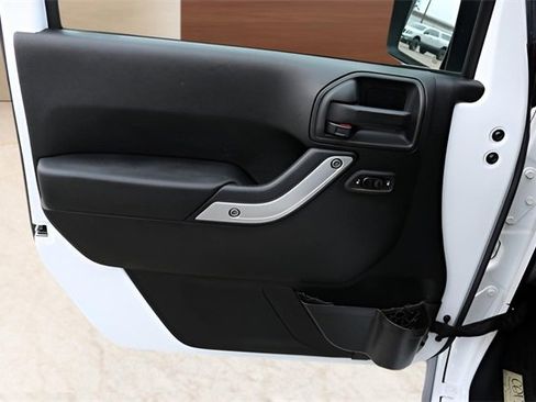 Used 2016 Jeep Wrangler Unlimited Rubicon w/ Connectivity Group image 10