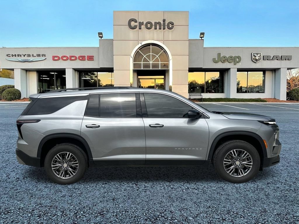 Used 2026 Chevrolet Traverse LT FWD image 2
