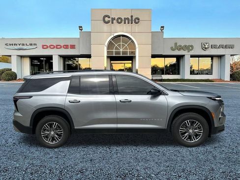 Used 2026 Chevrolet Traverse LT FWD image 2