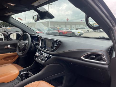 Used 2023 Chrysler Pacifica Pinnacle AWD/4WD image 19