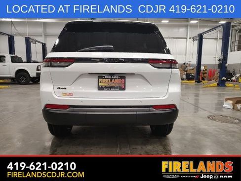 New 2026 Jeep Grand Cherokee Altitude AWD/4WD image 4