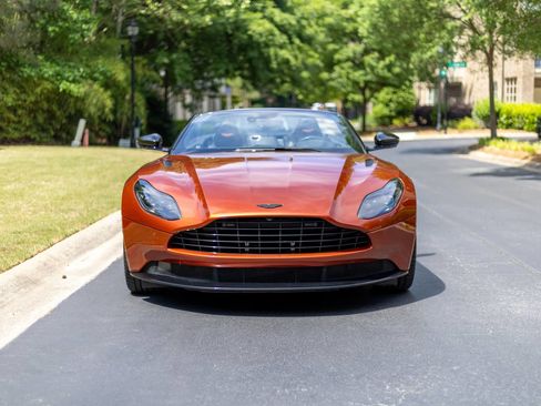 Used 2021 Aston Martin DB11 Volante RWD image 2