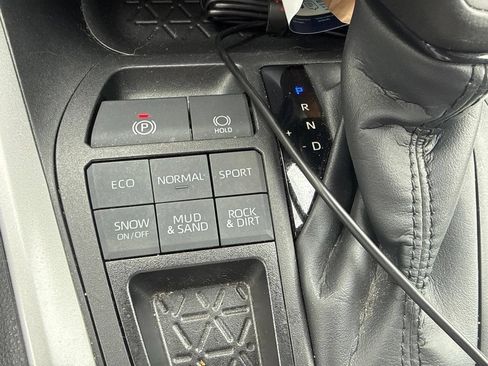 Used 2022 Toyota RAV4 LE AWD/4WD image 32