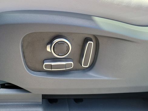 Used 2025 Land Rover Defender 130 S image 24