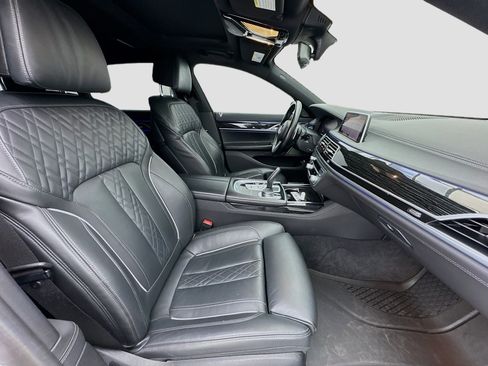 Used 2022 BMW 740i w/ M Sport Package image 20