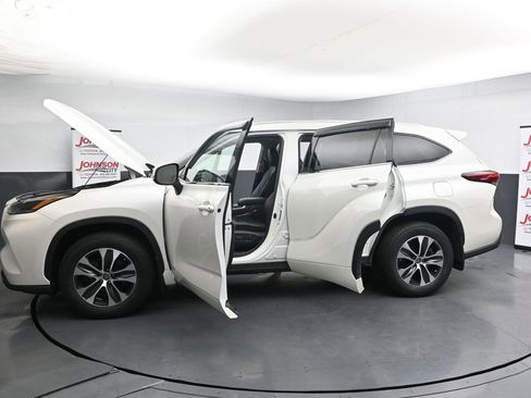 Used 2021 Toyota Highlander XLE AWD/4WD image 42