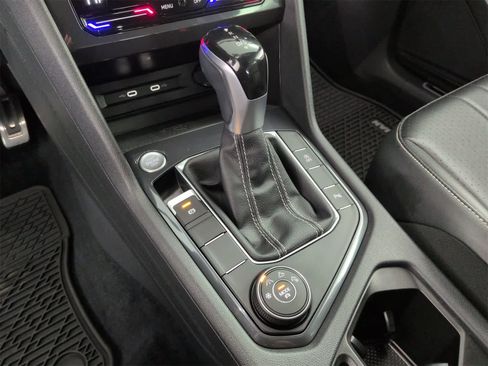 Certified 2022 Volkswagen Tiguan SE R-Line image 32