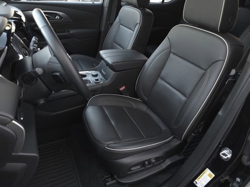 Used 2023 Chevrolet Traverse Premier image 11