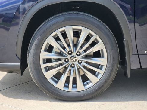 New 2026 Toyota Highlander Platinum image 9