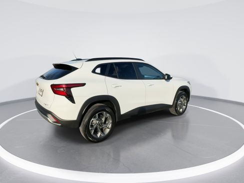 Used 2025 Chevrolet Trax LT image 8