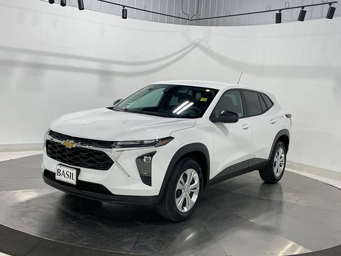 Used 2024 Chevrolet Trax LS w/ Driver Confidence Package FWD image 8