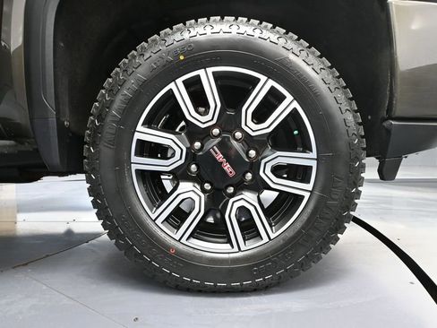 Used 2022 GMC Sierra 2500 AT4 w/ AT4 Premium Plus Package AWD/4WD image 18