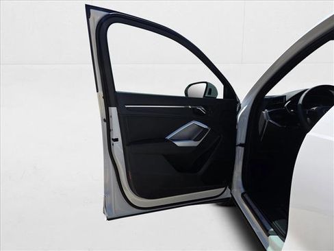 New 2025 Audi Q3 2.0T Premium image 13