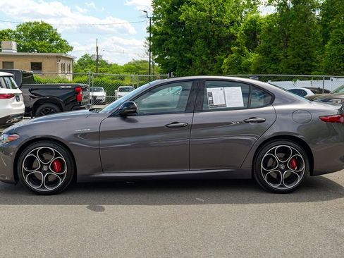 Used 2023 Alfa Romeo Giulia Veloce AWD/4WD image 4