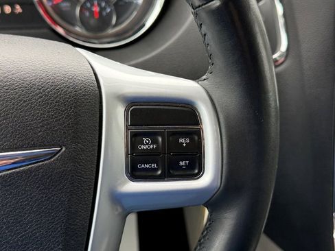 Used 2013 Chrysler Town & Country Touring FWD image 30