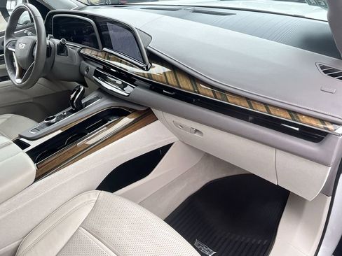 Used 2022 Cadillac Escalade ESV Premium Luxury Platinum w/ Heavy-Duty Trailer Package image 22