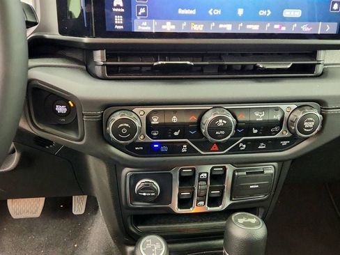 Used 2025 Jeep Wrangler Unlimited Sahara w/ Safety Group image 16