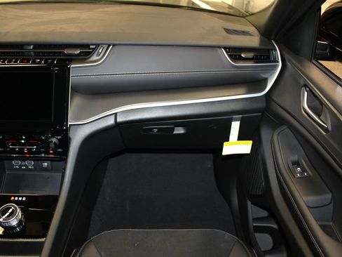 New 2025 Jeep Grand Cherokee Altitude image 30