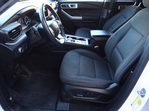 Used 2022 Ford Explorer XLT image 4