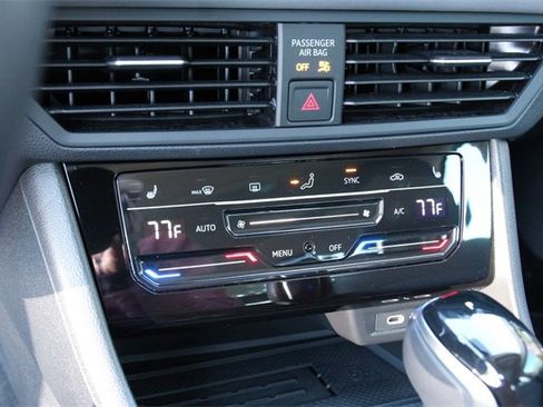 Certified 2025 Volkswagen Jetta SE image 28