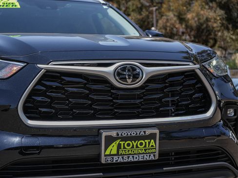 Used 2022 Toyota Highlander XLE FWD image 5