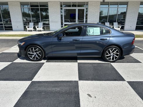 Used 2019 Volvo S60 T6 Momentum image 1