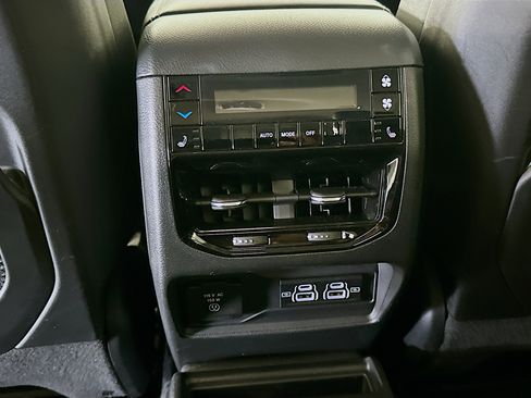 Used 2023 Jeep Grand Cherokee L Limited AWD/4WD image 28