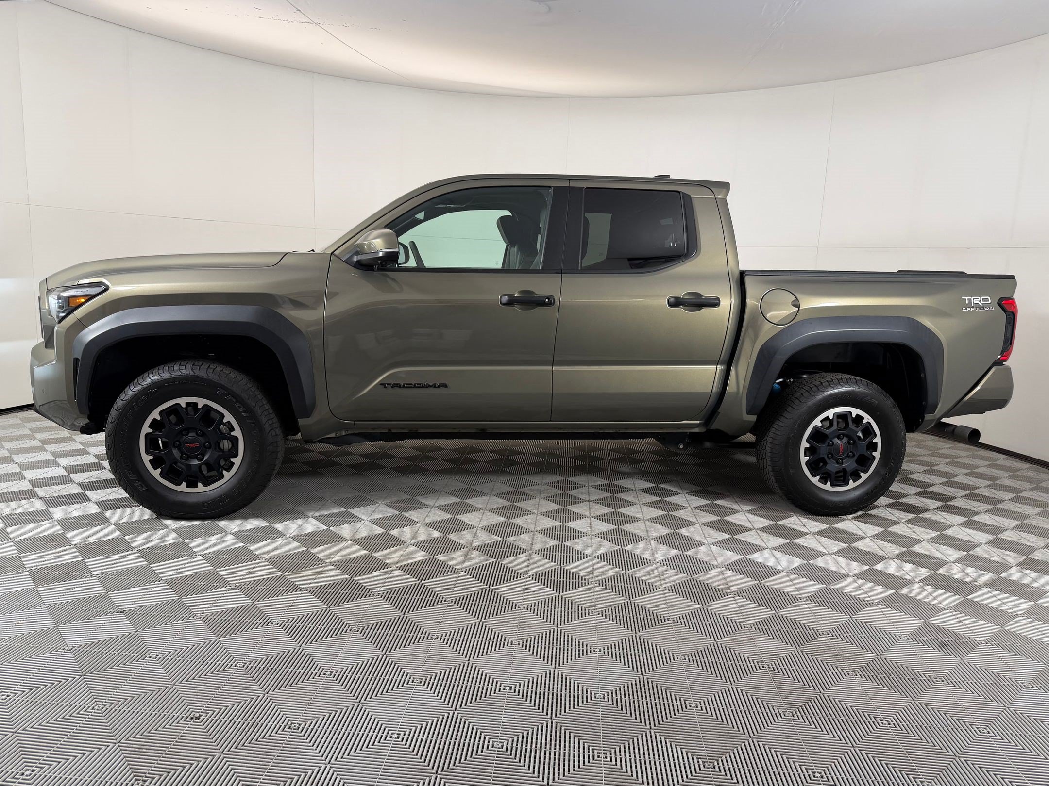 Used 2024 Toyota Tacoma TRD Off-Road w/ TRD Off Road Premium Package AWD/4WD image 2