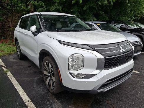 Used 2025 Mitsubishi Outlander SE FWD image 3