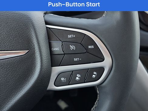 Used 2023 Chrysler Pacifica Touring-L image 27