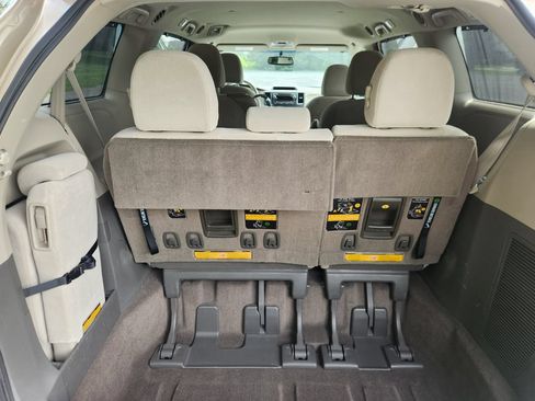 Used 2013 Toyota Sienna LE w/ Towing Pkg FWD image 17