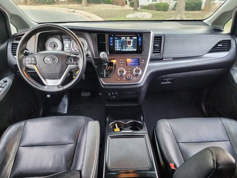 Used 2015 Toyota Sienna SE image 31