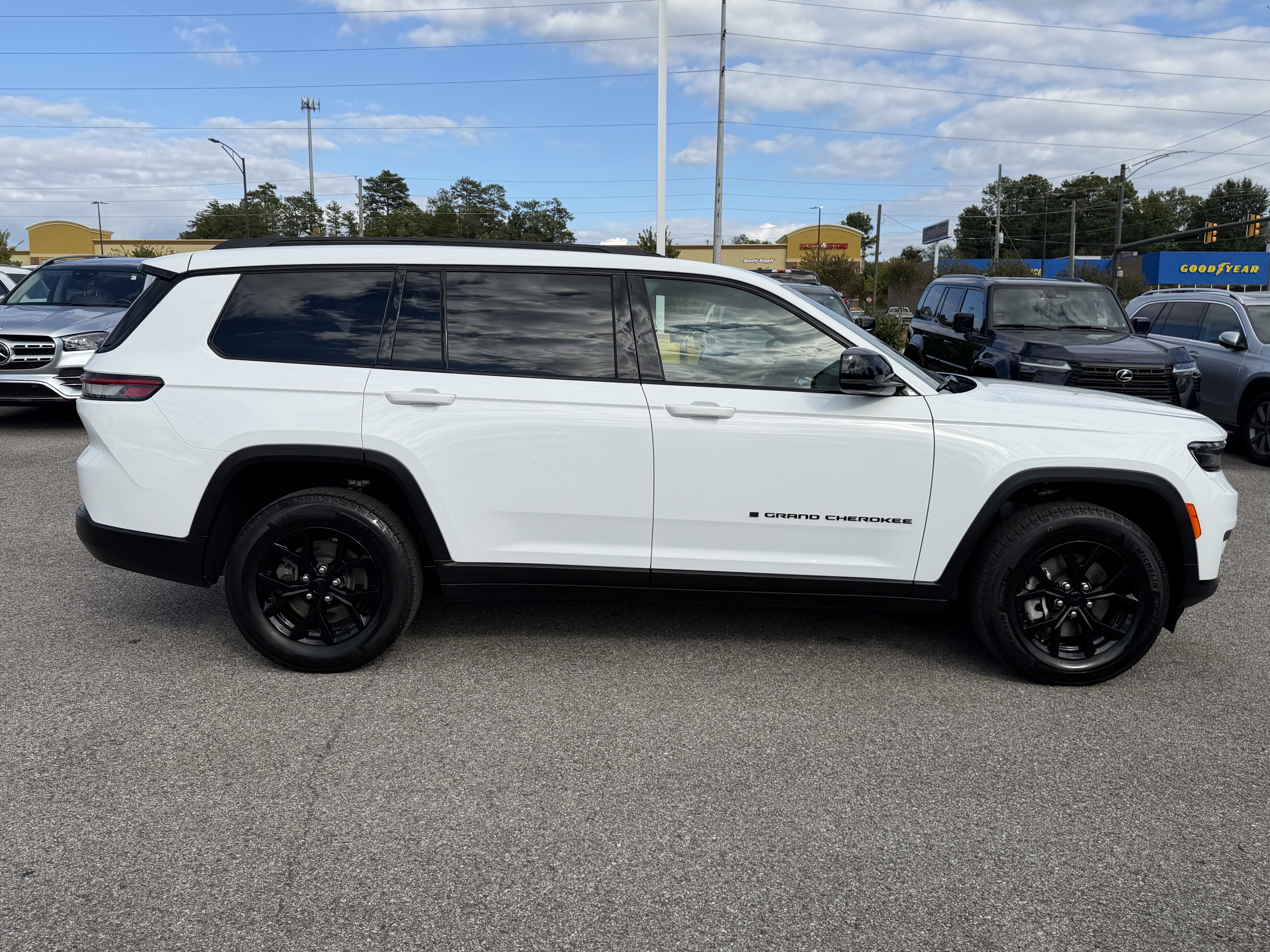 Used 2025 Jeep Grand Cherokee L Altitude AWD/4WD image 11