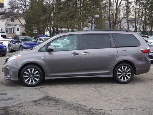Used 2018 Toyota Sienna XLE w/ XLE Navigation Package image 17