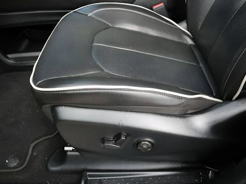 Used 2026 Chrysler Pacifica Limited FWD image 14
