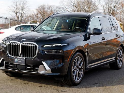 Used 2023 BMW X7 xDrive40i w/ Premium Package image 3